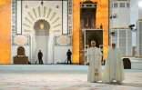 Le pape Léon XIV visite la Grande Mosquée d'Alger en compagnie de son recteur, Mohammed Al-Mamoun Al-Qasimi Al-Hassani, le 13 avril 2026