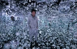Toshiyuki Inoko, directeur de teamLab, lors d'une interview pour la nouvelle exposition d'art numérique du collectif japonais, le 5 février 2024 à Tokyo