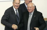 Les anciens présidents américain George H.W. Bush et soviétique Mikhail Gorbachev, le 23 mai 2005 à Moscou
