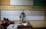 Une représentante de la commission électorale avant le dépouillement de la présidentielle ivoirienne, à Abidjan le 25 octobre 2025
