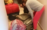 La Syrienne Joséphine Abou Assalé, 60 ans, défait ses bagages avec sa nièce dans son appartement du quartier Tijara à Damas, le 30 janvier 2017