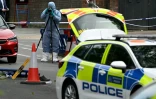 Un membre de la police scientifique relève des indices dans le quartier de Golders Green, au nord de Londres, après que deux personnes ont été poignardées et un suspect arrêté, le 29 avril 2026