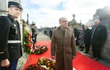 Le Premier ministre Bernard Cazeneuve (c) devant le caveau familial de François Mitterrand, le 8 janvier 2017 à Jarnac, en Charente
