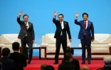 (g-d) Le président sud-coréen Moon Jae-in, le Premier ministre chinois Li Keqian et le Premier ministre japonais Shinzo Abe lors d'un sommet tripartite, le 24 décembre 2019 à Chengdu, en Chine