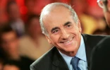 Jean-Pierre Elkabbach sur le plateau de l'émission "Vivement dimanche prochain" animée par Michel Drucker, à Paris le 27 octobre 2004