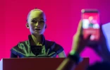 Le robot Sophia lors d'une conférence sur l'intelligence artificielle en juillet 2018 à Hong Kong