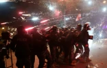 Des manifestants lancent des feux d'artifice sur des membres des forces de sécurité dans le centre de Beyrouth le 18 janvier 2020