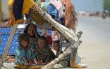 Des enfants déplacés par les inondations ont trouvé refuge sous un abri de fortune au bord d'une route dans les faubourgs de Jacobabad, au Pakistan, le 6 septembre 2022