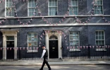 L'entrée du 10 Downing street, le 8 mai 2020 à Londres décorée de drapeaux britanniques pour célébrer la victoire à la fin de la Seconde guere mondiale