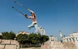 Mohamed Aliwa, Palestinien de 18 ans amputé d'une jambe, fait du parkour le 4 janvier 2021 à Gaza