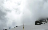 Un lot de bouteilles du Chateau de Lugey produit par Franck Labeyrie prend les airs en hélicoptère, à Cauterets dans les Pyrénées, le 7 juin 2018