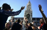 Des supporters du Paris Saint-Germain font la fête vendredi sur la célèbre Marienplatz de Munich, à la veille de la finale de Ligue des champions contre l'Inter.