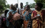 Des familles et des amis attendent des nouvelles de leurs proches dans la forêt de Shakahola, où plus de 90 corps ont été exhumés, à Malindi au Kenya, le 26 avril 2023.