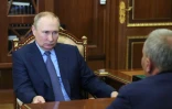 Le président russe Vladimir Poutine écoute le patron de l'agence spatiale russe Roscosmos, Iouri Borissov au Kremlin à Moscou, le 26 juillet 2022