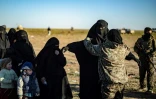 Des femmes et des enfants sont fouillés par des combattants des Forces démocratiques syriennes, après avoir quitté le dernier réduit du groupe Etat islamique à Baghouz, dans l'est de la Syrie, le 1er mars 2019