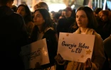 Une jeune femme présentant une pancarte en faveur de l'adhésion de la Géorgie à l'Union européenne lors d'un rassemblement à Tbilissi le 20 octobre 2024