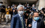 L'avocat Martin Lee (c) devant le tribunal de West Kowloon, le 1er avril 2021 à Hong Kong