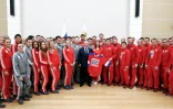 Le président Vladimir Poutine pose avec les athlètes russes admis aux Jeux de Pyeongchang, à l'issue d'une réunion à Moscou, le 31 janvier 2018