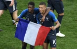 Ousmane Dembélé et Kylian Mbappé posent avec le drapeau français après la victoire en finale de la Coupe du monde le 15 juillet 2018 à Moscou