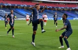 La joie de Neymar avec Marquinhos, buteur pour l'ouverture du score dans le large succès du PSG sur Leipzig en Ligue des champions, le 18 août 2020 à Lisbonne