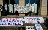 Des affiches lors d'une manifestation de soutien aux victimes du chirurgien pédocriminel Joël Le Scouarnec, à Vannes, le 19 mai 2025