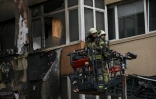 Des pompiers sur le site d'un incendie qui s'est déclaré au sous-sol d'un immeuble résidentiel à Istanbul, le 2 avril 2024 en Turquie