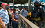 Des proches de détenus attendent des informations devant la prison de Guayaquil, après des affrontements entre prisonniers, le 30 septembre 2021 en Equateur