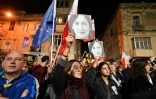 Le portrait de la journaliste maltaise assassinée Daphné Caruana Galizia est brandi le 3 décembre 2019 lors d'une manifestation devant le quartier général de la police à La Vallette