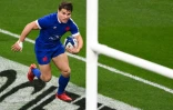Le demi de mêlée des Bleus Antoine Dupont s'en va inscrire un essai contre l'Irlande, lors du Tournoi des six nations, le 31 octobre 2020 au Stade de France
