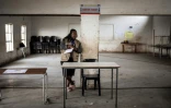 Des responsables électoraux attendent les votants aux législatives de l'eSwatini, le 21 septembre 2018 dans un bureau de vote de Lobamba Lomdzala.
