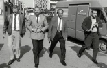 Le juge antimafia italien Giovanni Falcone (2e G) ici entouré de gardes du corps armés, le 21 octobre 1986 à Marseille, sera assassiné en 1992 en Sicile