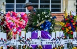 Un policier devant l'école Robb, à Uvalde, au Texas, le 28 mai 2022