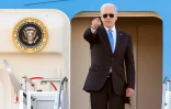 Le président américain Joe Biden porte des lunettes de soleil, avant d'embarquer à bord d'Air Force One, le 16 juin 2021 à l'aéroport Cointrin de Genève