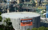 Action de Greenpeace contre l'importation d'huile de palme, cause de déforestation, en octobre 2019 sur une cuve de la bioraffinerie de Total à La Mède, près de Marseille