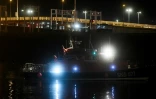 Un bateau de la SNSM transportant les corps des migrants morts en traversant la Manche, arrive au port de Calais, le 24 novembre 2021