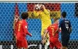 Le gardien Hugo Lloris stoppe le ballon lors de la qualification de la France en finale du Mondial le 10 juillet 2018