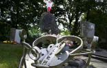 La tombe du petit Nicky Verstappen, qui a disparu à l'âge de 11 ans en 1998, à Heinloem aux Pays-Bas le 23 mai 2017
