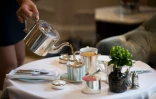 Service du thé à l'hôtel Kensington à Londres, le 11 août 2016