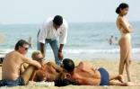 Un jeune Marocain approche des touristes le 12 juin 2001 sur la plage d'Agadir réputée pour le tourisme sexuel