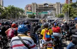 Des partisans du président vénézuélien Nicolas Maduro conduisent des motos lors d'un rassemblement sur l'avenue Bolivar pour soutenir Nicolas Maduro après sa prestation de serment en tant que président du Venezuela pour un troisième mandat de six ans, à Caracas, le 10 janvier 2025