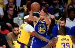 Stephen Curry des Golden State Warriors lors de l'ouverture de saison de la NBA Ă Los Angeles en Californie, le 19 octobre 2021