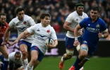 Le demi de mêlée du XV de France Antoine Dupont ballon en main contre l'Italie dans le Tournoi des six nations, le 9 février 2020 au Stade de France à Saint-Denis 