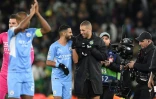 Le milieu de terrain algérien de Manchester City, Riyad Mahrez (g) discute avec son compatriote du Sporting Lisbonne, l'attaquant Islam Slimani, après leur match nul (0-0 en 8e de finale retour de la Ligue des Champions, le 9 mars 2022 à l'Etihad Stadium