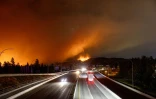Les incendies brûlent au loin dans les collines de West Kelowna en Colombie-Britannique, au Canada, le 17 août 2023
