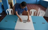 Préparatifs dans un bureau de vote dans la ville de Guatemala, le 10 août 2019