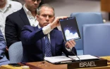 L'ambassadeur israélien à l'ONU Gilad Erdan montre une image de missiles et de drones attaquant Israël, le 14 avril 2024 pendant une réunion du Conseil de sécurité