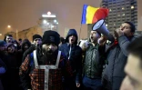 Manifestants devant le siège du gouvernement à Bucarest le 31 janvier 2017