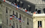 Drapeaux et banderoles sur un immeuble des Champs-Elysées