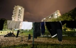 Des vêtements appartenant à des migrants et des réfugiés sèchent dans un parc de Bruxelles le 22 août 2017