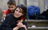 Nour, une réfugiée syrienne qui faisait partie des 12 Syriens ramenés par le pape François de Lesbos, et son fils Riad, le 5 avril 2017 à Rome